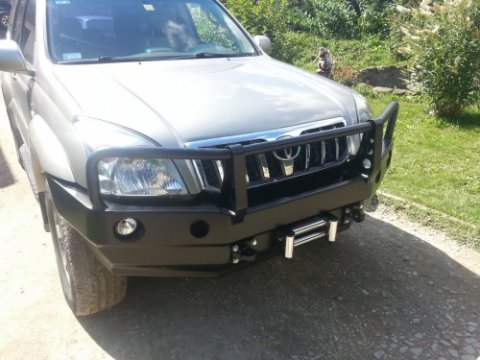 Přední nárazník s montážní plotnou navijáku Toyota Land Cruiser 120 bez bullbaru i s bullbarem