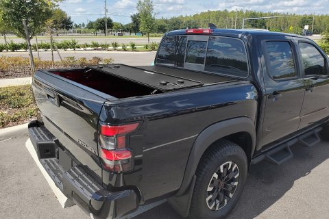 Pevný kryt korby s LED světlem - skládací - 3 části JEEP GLADIATOR JT 2018+